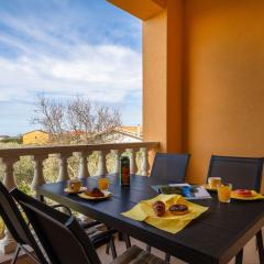 Preiswertes Apartment mit stylischem Interiour, Babybett, Spielplatz