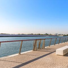 Prime Location 2BR Apartment with Pool & Dining Nearby