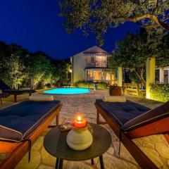 Family Four Bedroom Holiday Home with Pool