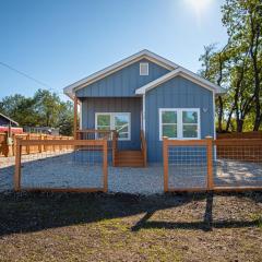 Stylish 3BR2BA Urban Retreat Near Lively Downtown