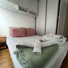 Cozy View Urban Garden Apartment