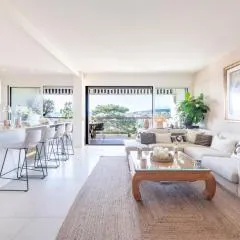 Luxury 2-Br Apartment with Sea View Cannes