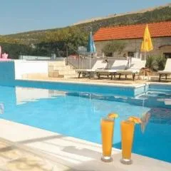 Dvori Stipanovi with heated pool and jacuzzi