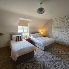 5 Bed House - Sleeps 13 - Pets - Garden - Parking