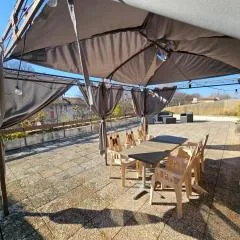 Appartement 3 chambres avec grande terrasse dans le centre de Pernes les Fontaines