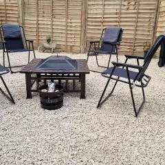 Cosy home with garden and parking, Yorkshire Fox Retreat Mirfield
