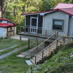 Red Roof mountain cabin with Starlink internet!