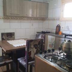 Apto de 1 dormitório com cama de casal,e um colchão extra,sala, cozinha e banheiro e wi-fi