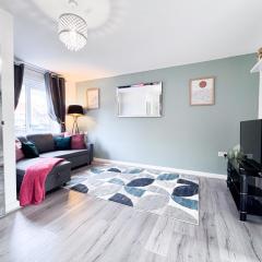 3 Bedroom House with Fast WiFi and Free Parking - TV's in Every Room