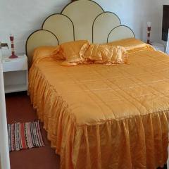 Habitación con cama matrimonial en hermoso Chalet golf