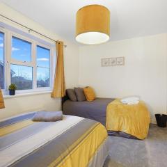 Ashford Stay Parkfarm location Comfortable with Netflix to chill