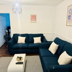 Modern 4-Bedrooms House - Near City Centre - QMC - Arnold Market - Sleeps 8