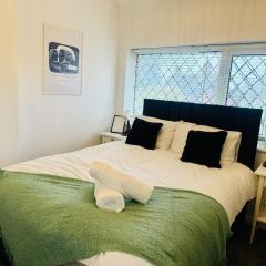 Elegant 4-Bedrooms House - Near City Centre - QMC - Arnold Market - Sleeps 8