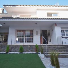 SeaHomes Vacations - Villa Chill & Pool 200m Beach