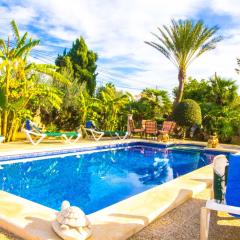 Sunny villa with private pool, AC and WIFI