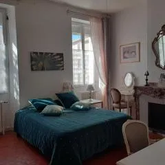 Grande chambre avec parties communes en bord de mer