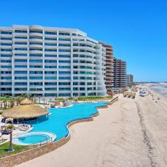 Modern 2BR Gem oIconic Sandy Beach