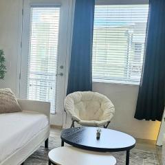 Resort style 1 King and Twin Apt w Gym Pool Hot Tub