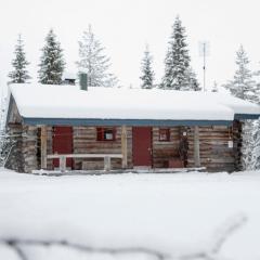Kaira 27, kahden makuuhuoneen kelomökki Syötteellä, valaistun ladun vieressä