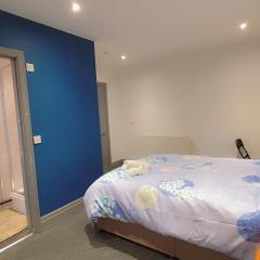 En-Suite Double-Bedroom in the Heart of Eccles Manchester Perfect for Short Stays BH5