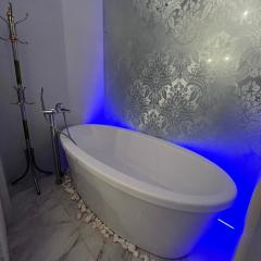 на ПЛЯЖЕ Отрада, Французский бульвар Просторный 2 комн Luxury апартамент , центр ЖК Париж