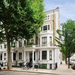 Beautiful 2-Bed, 2 Bathrooms Flat with AC in Zone 1, - Just Minutes Walk to High Street Kensington, Earls Court, Hyde Park
