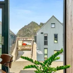 Modern with mountains and sea views in Henningsvær