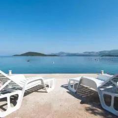 Spacious and Cozy Seafront Apartments