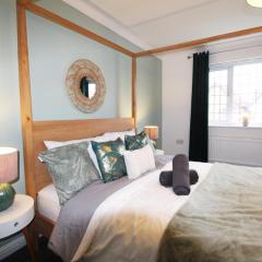 4 Bedroom House Near Manchester Airport, Wythenshawe Hospital and Trafford Centre