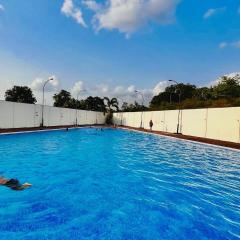 Ivy Pali Studio Room with Common Pool 12 kms from Imagicaa