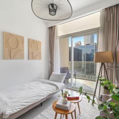 Chic 1BR in Business Bay Steps to Dubai Mall, Burj Khalifa & DIFC Dining