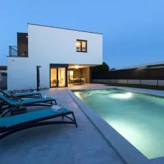 Villa Moderna near Pula for 8 people with 32 m2 private pool