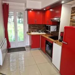 02 - Très joli 2 pièces avec 3 lits pouvant accueillir jusqu'à 5 personnes, situé au rdc avec entrée indépendante, une place de parking réservée devant l'entrée et terrasse sur l'arrière donnant sur parc arboré, tout le linge de maison est fourni