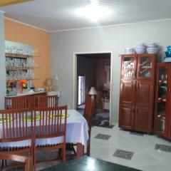 Casa grande com 4 quartos e área de serviços e lazer