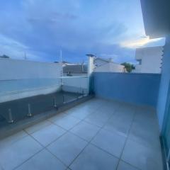 Quarto em sobrado tranquilo, moderno e completo