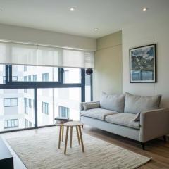 Majestic 2BR with Modern Pool in Miraflores