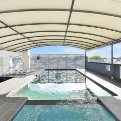 Modern 1-Bed Apartment with Pool, Gym & Parking