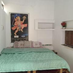 Family Budget full tour Home Stay just 1km to Mahakumbh Sangam