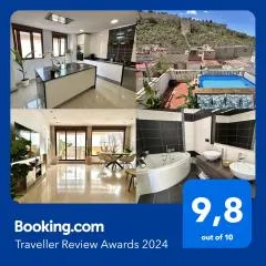 Casa con jacuzzi y piscina con vistas al castillo