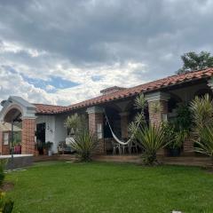 Casa colonial hermosa divisa a 1 45 h de Medellin