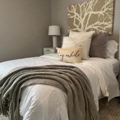 Cozy, 1st floor apartment 2bdrms Plus Semi Private room with Futon Pets with fee Family Friendly Close to Everything