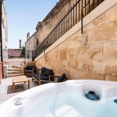 Former Wine Vaults with Hot Tub & Private Courtyard