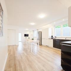 Tolstov House - 6 Zimmer Haus - große Küche - Garten - Parkplatz - 25min Messe DUS