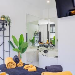 The Juanita Reina's Jacuzzi Apartment