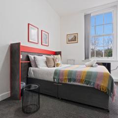 Modern, Spacious 4 bed Suite with Parking