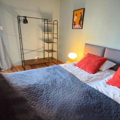 Orange Studio with balcony - free parking and self check-in