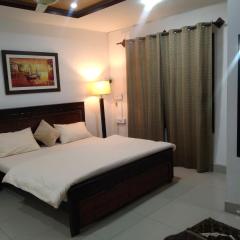 Skyline Bliss Suites With Mountains View