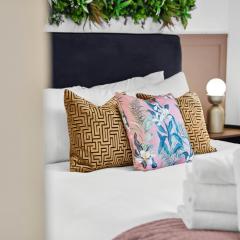 CAYA Living 2BR Apartment in Central Windsor Berkshire - Legoland - Windsor - Royal Ascot - Heathrow Sleeps 6 - Private Gated Parking