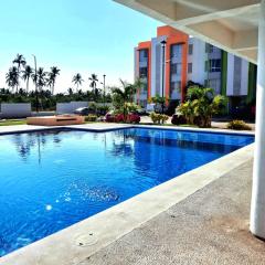 Departamento En Acapulco Diamante con Alberca, Camastros y Hermosos Jardines