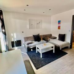 Appartement moderne et entièrement rénové en plein cœur du village, chambre séparée, balcon vue montagne, très proche des pistes